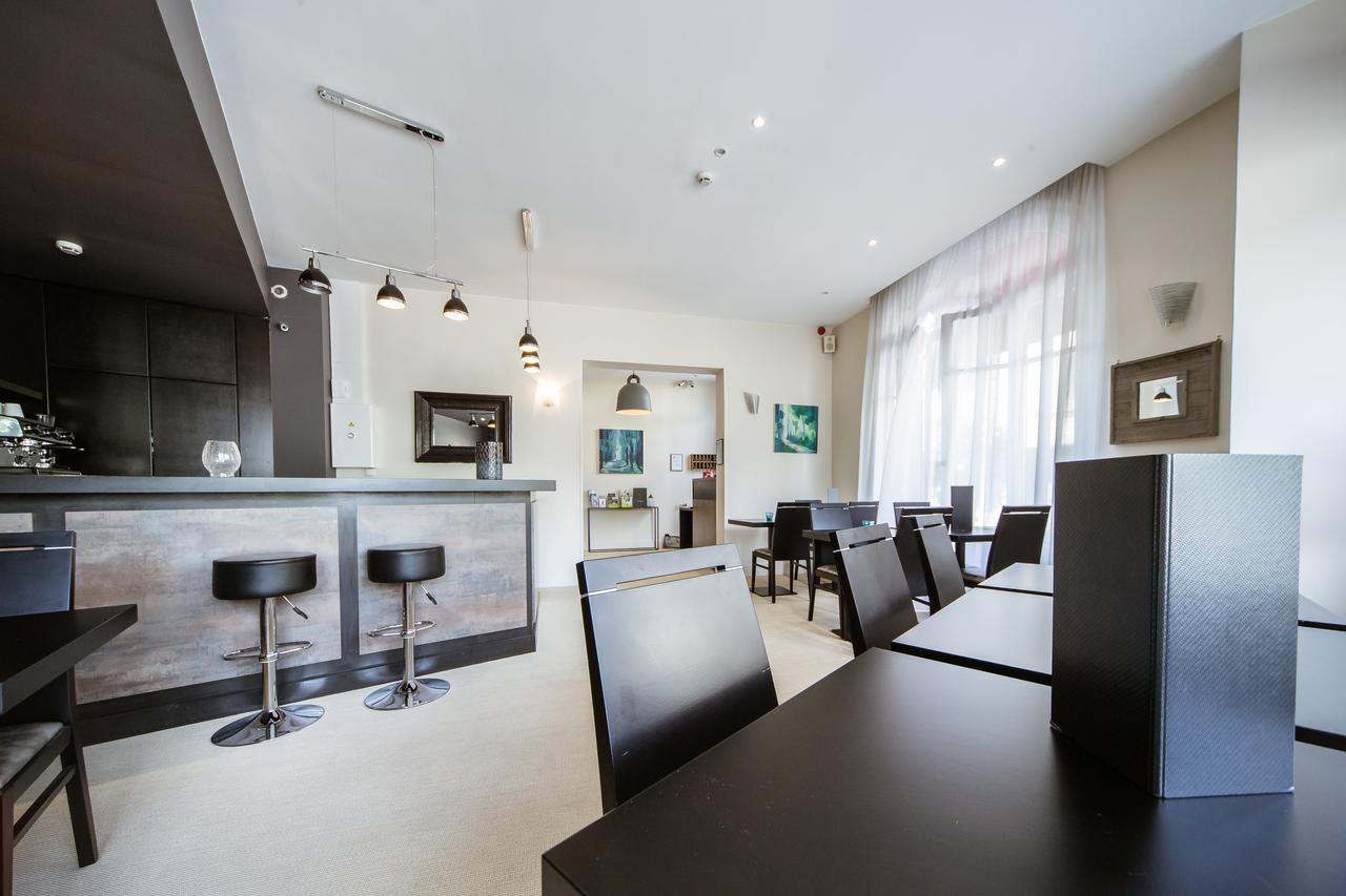 Logis Hotel - Le Petit Bellon Senlis  Ngoại thất bức ảnh